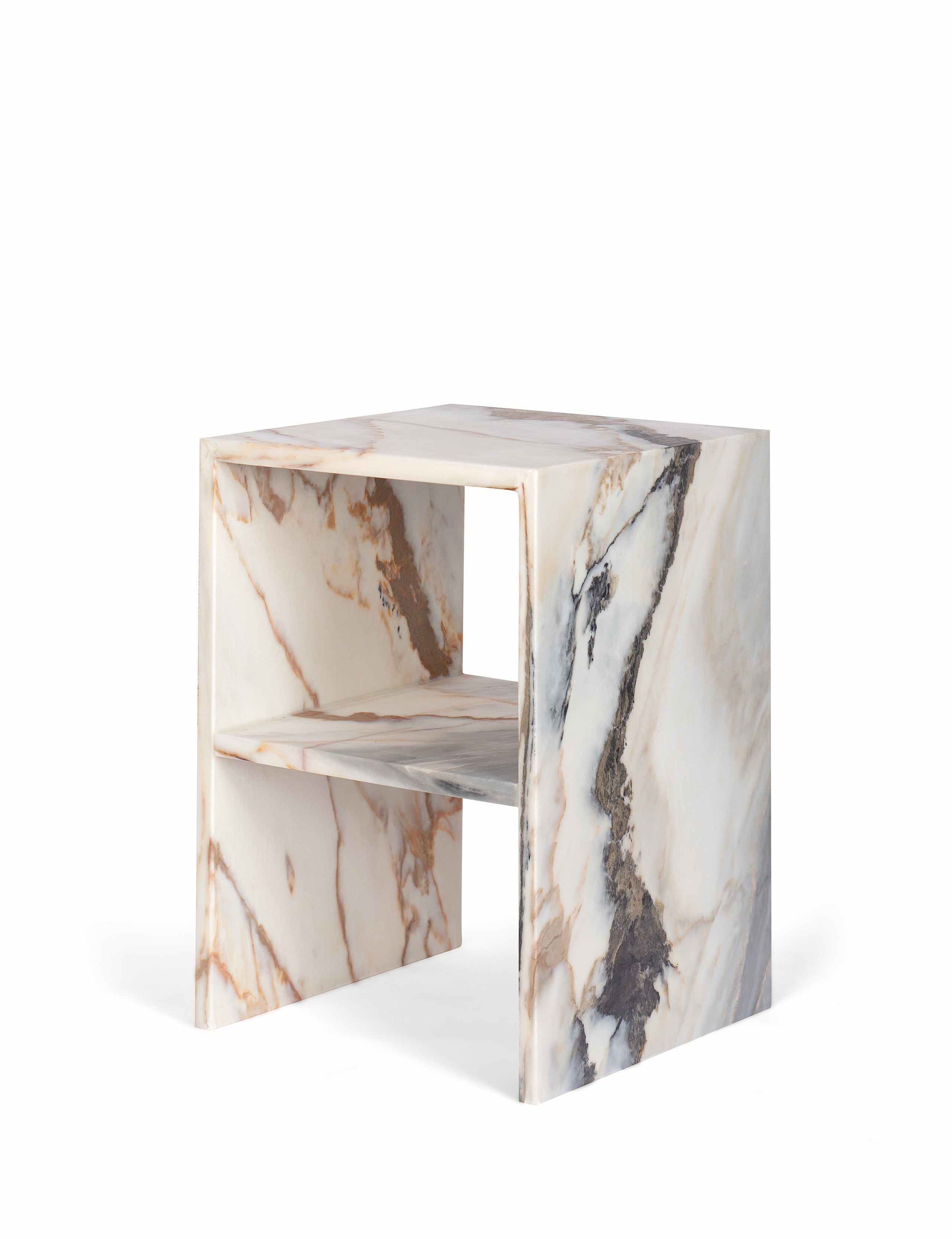 Vooraanzicht van een elegant nachtkastje of bijzettafel gemaakt van natuursteen. Tijdloos in kwaliteit en stijl, in een hoekig design met opbergmogelijkheid. Uitgevoerd in een unieke en exclusieve kwartsiet: Copper Azure, met gouden, koperen, en blauwgrijze aderen op een crèmekleurige ondergrond