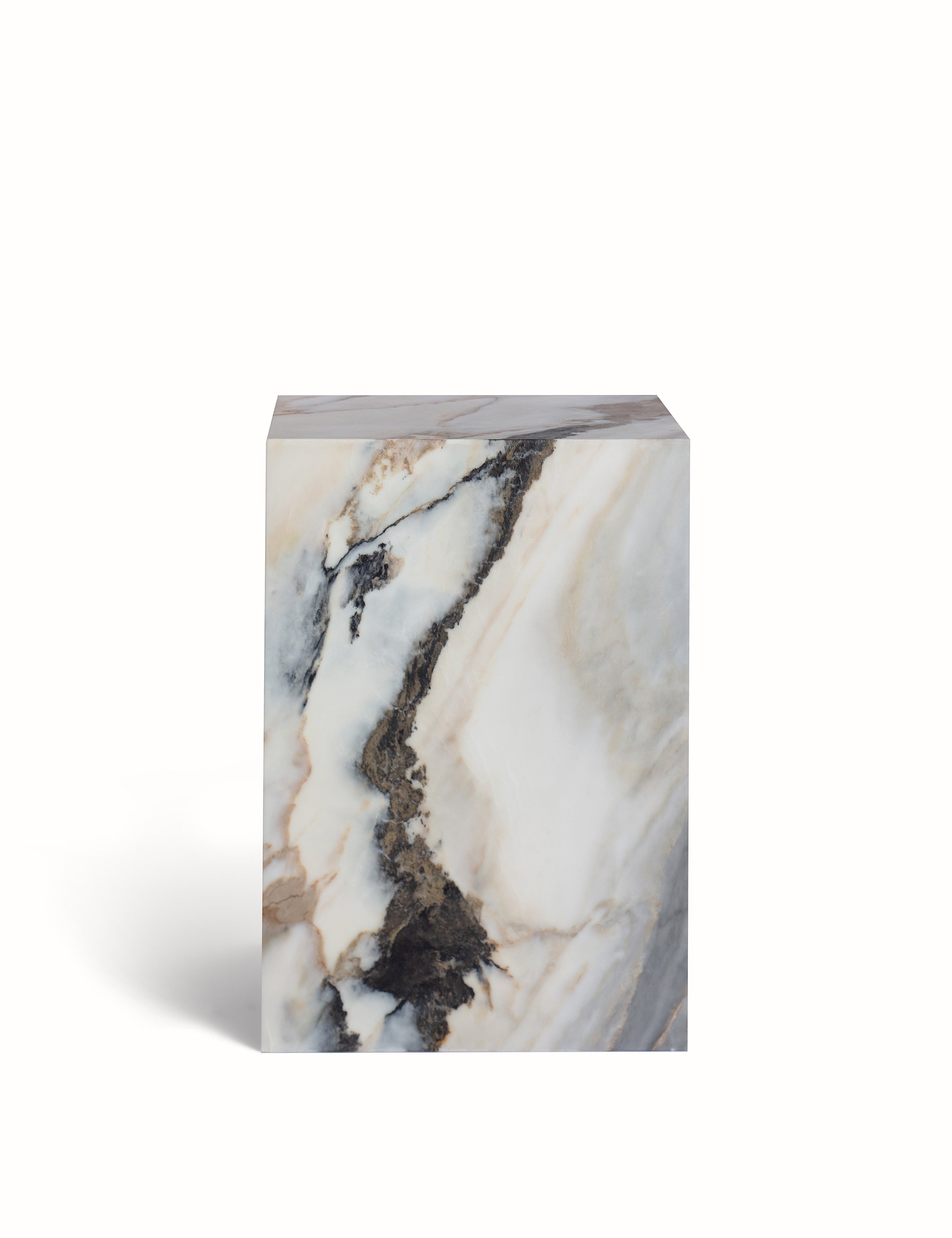 Zijaanzicht van een elegant nachtkastje of bijzettafel gemaakt van natuursteen. Tijdloos in kwaliteit en stijl, in een hoekig design met opbergmogelijkheid. Uitgevoerd in een unieke en exclusieve kwartsiet: Copper Azure, met gouden, koperen, en blauwgrijze aderen op een crèmekleurige ondergrond