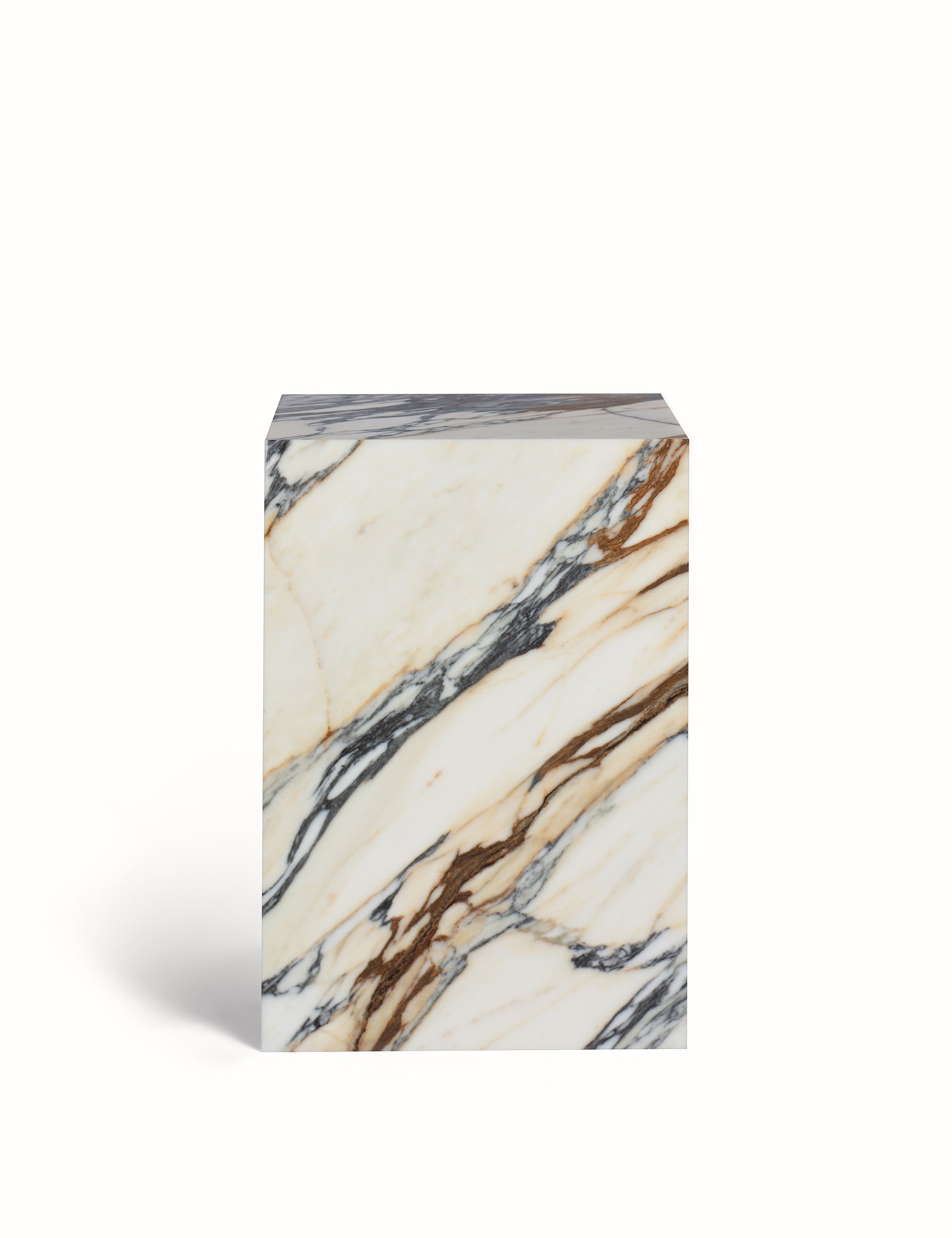 Zijaanzicht van een elegant nachtkastje of bijzettafel gemaakt van natuursteen. Tijdloos in kwaliteit en stijl, in een hoekig design met opbergmogelijkheid. Uitgevoerd in een unieke en exclusieve marmer: Golden Veil, met levendige gouden en grijze aderen.