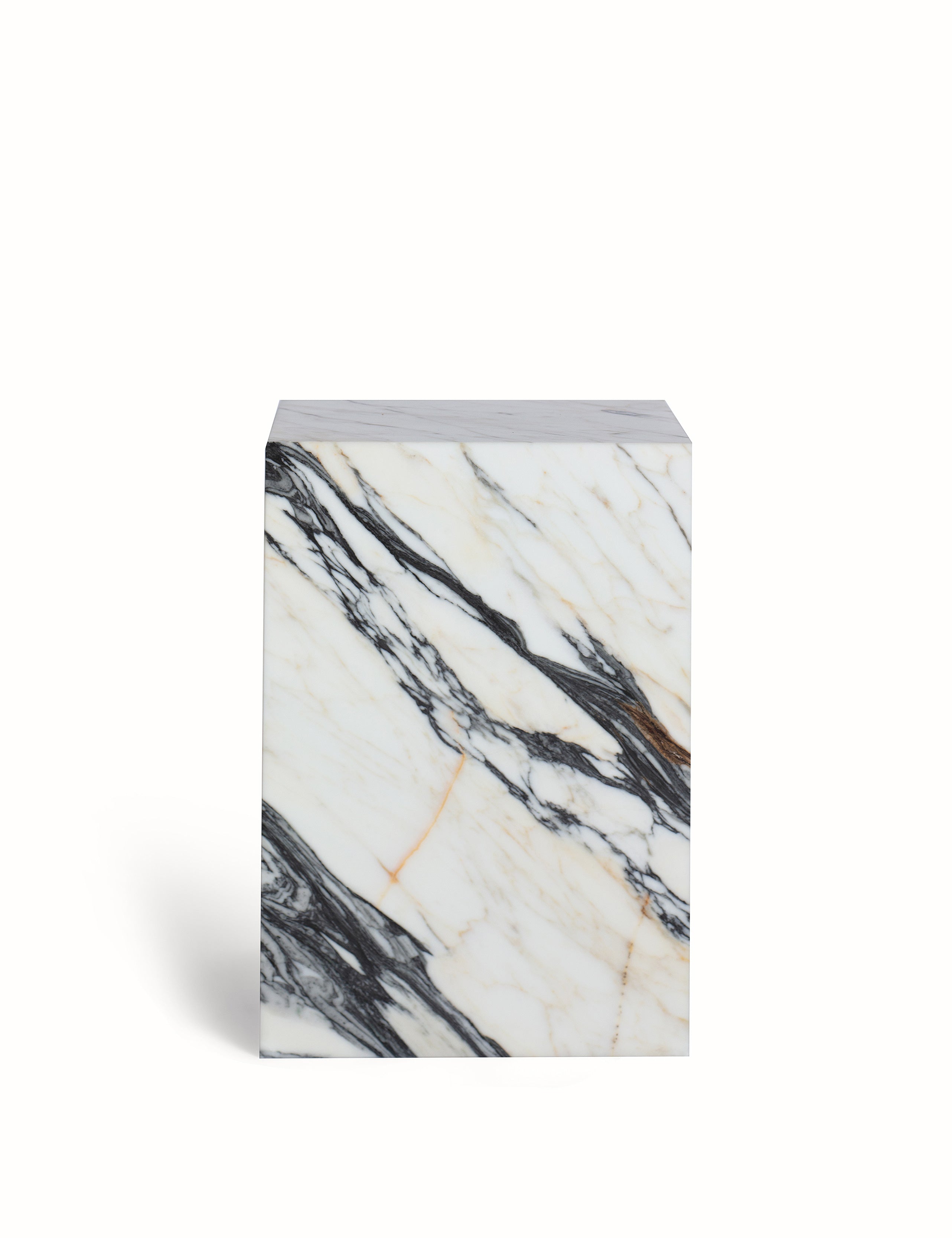 Zijaanzicht van een elegant nachtkastje of bijzettafel gemaakt van natuursteen. Tijdloos in kwaliteit en stijl, in een hoekig design met opbergmogelijkheid. Uitgevoerd in een unieke en exclusieve marmer: Golden Veil, met levendige gouden en grijze aderen.