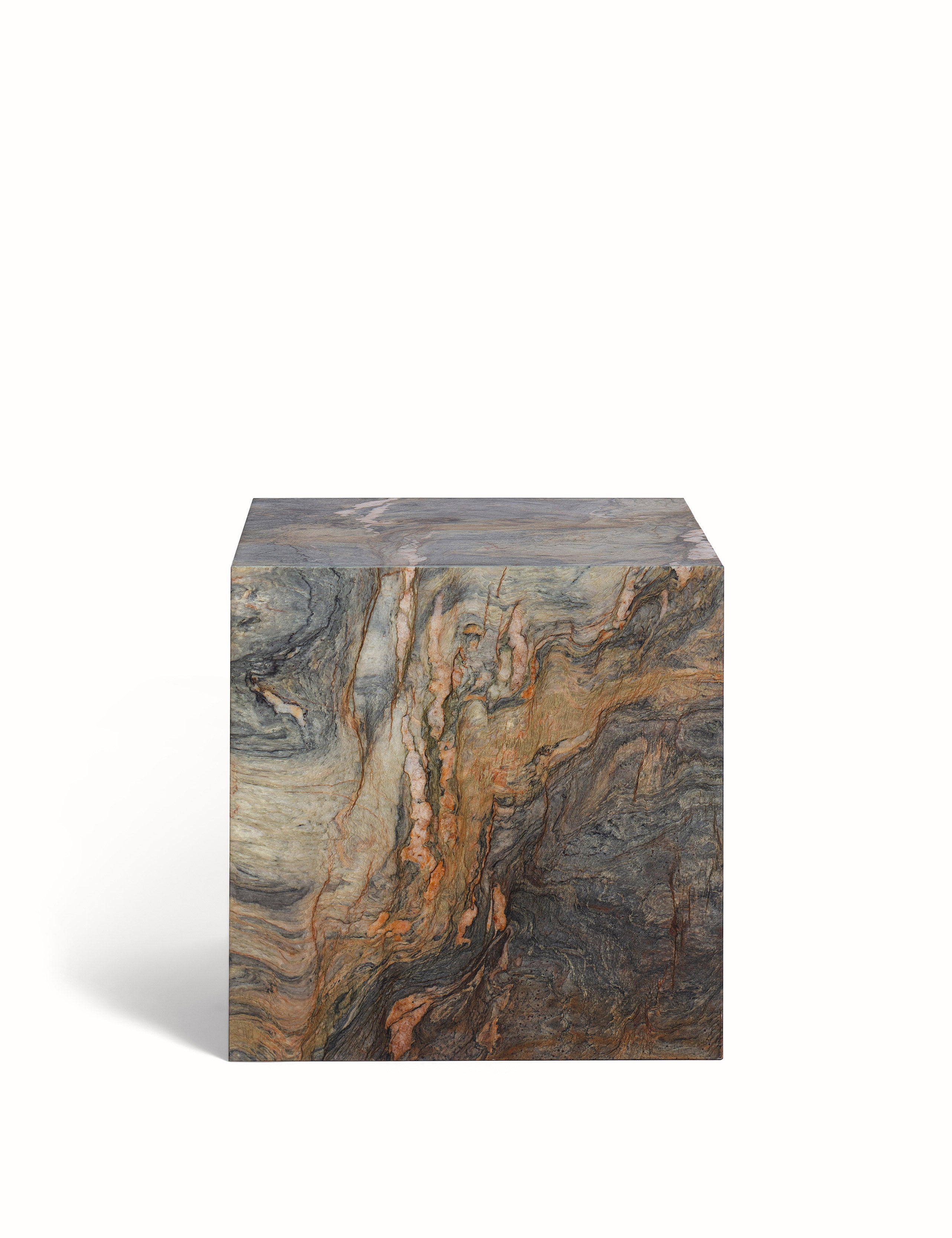 Zijaanzicht van een elegante bijzettafel of salontafel gemaakt van natuursteen. Tijdloos in kwaliteit en stijl, in een vierkante u vorm. Uitgevoerd in een unieke en exclusieve kwartsiet: Vibrant Verde, een adembenemend aderpatroon met rijke groentinten.