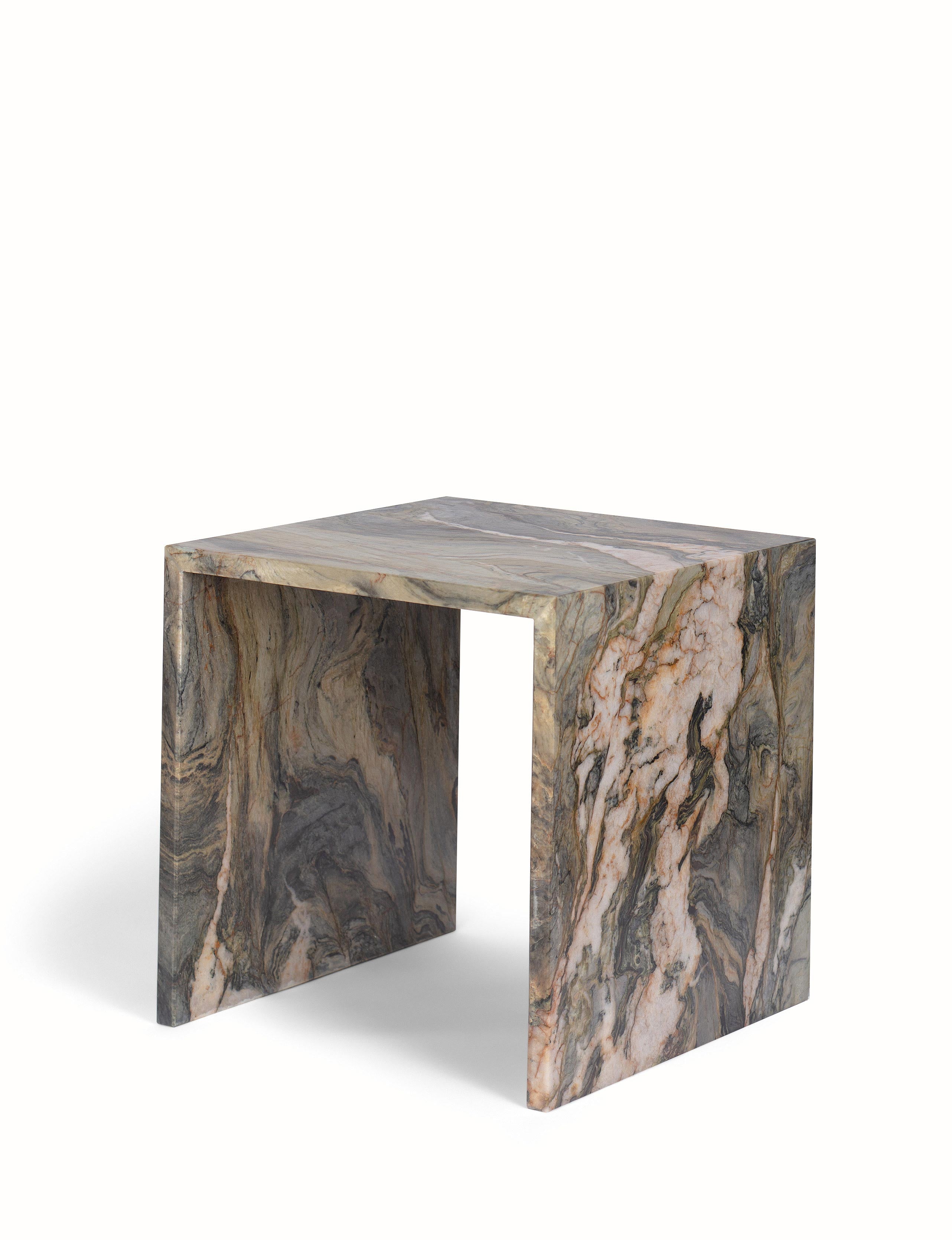 Vooraanzicht van een elegante bijzettafel of salontafel gemaakt van natuursteen. Tijdloos in kwaliteit en stijl, in een vierkante u vorm. Uitgevoerd in een unieke en exclusieve kwartsiet: Vibrant Verde, een adembenemend aderpatroon met rijke groentinten.