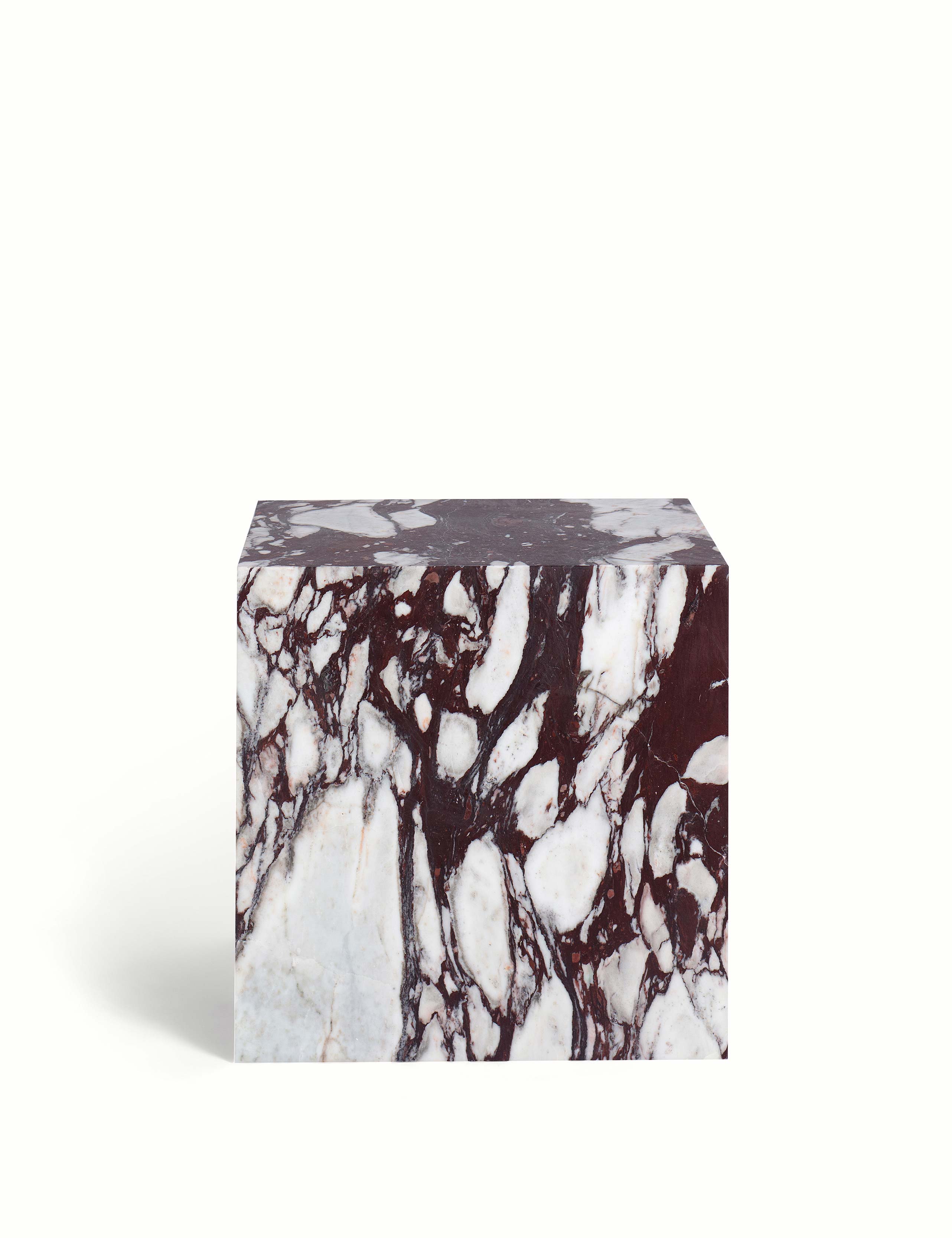 Zijaanzicht van een elegante bijzettafel of salontafel gemaakt van natuursteen. Tijdloos in kwaliteit en stijl, in een vierkante u vorm. Uitgevoerd in een unieke en exclusieve marmer: Violetta, een witte basis en opvallende aderen die variëren van paars tot violet.