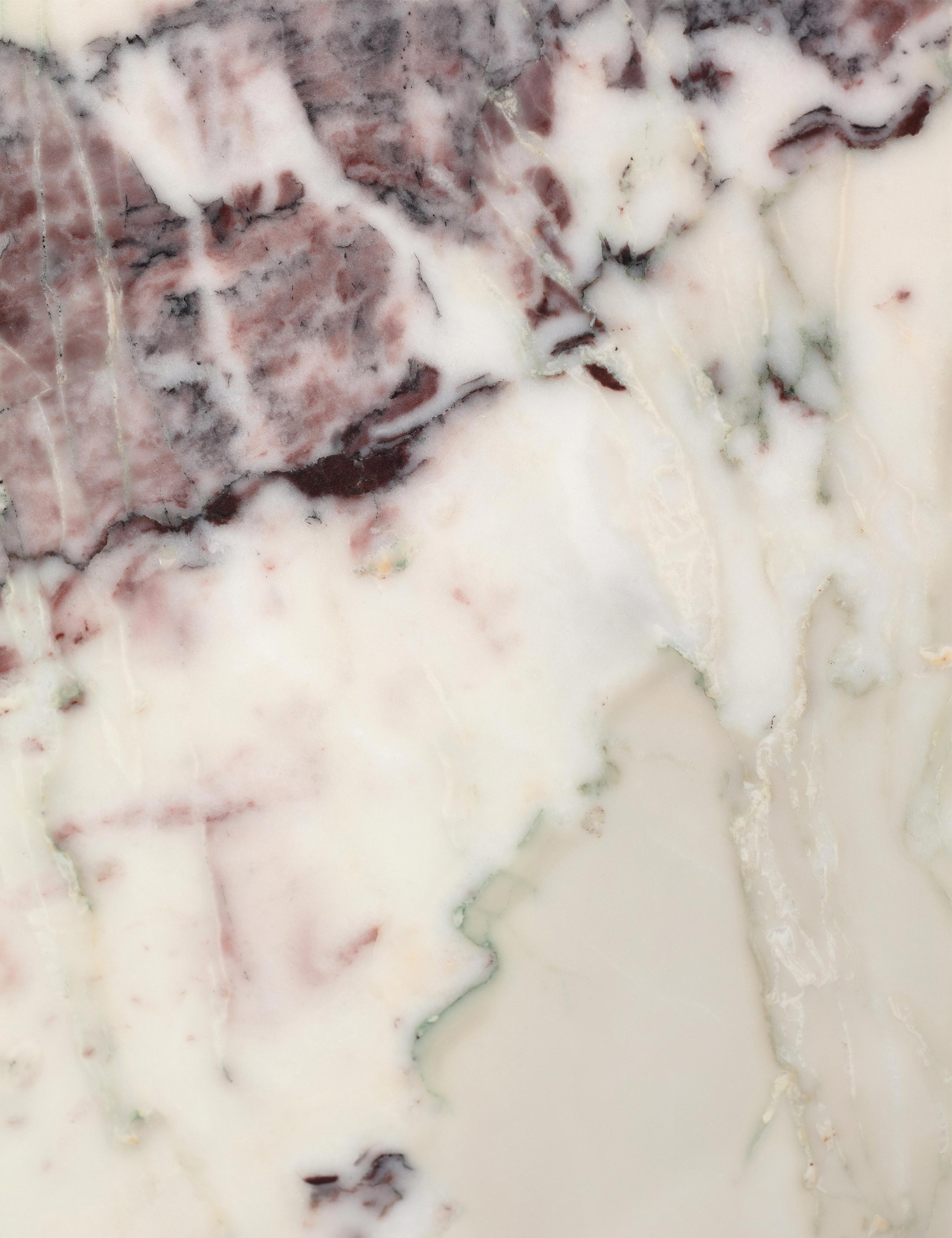 Detail materiaal van een elegante bijzettafel of salontafel gemaakt van natuursteen. Tijdloos in kwaliteit en stijl, in een vierkante u vorm. Uitgevoerd in een unieke en exclusieve marmer: Royal Breccia, wit van ondergrond met groene en paarse kleurnuances
